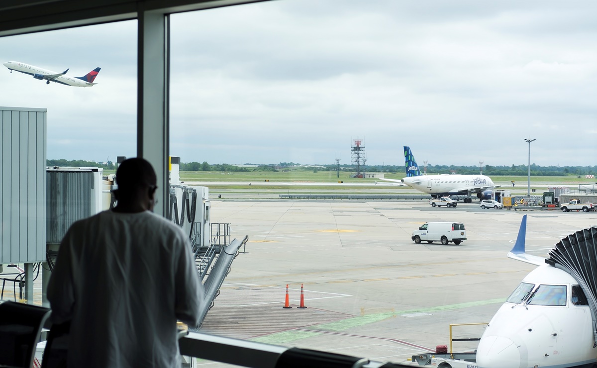 FAA pide a aeropuertos no vender alcohol para llevar por pasajeros rebeldes