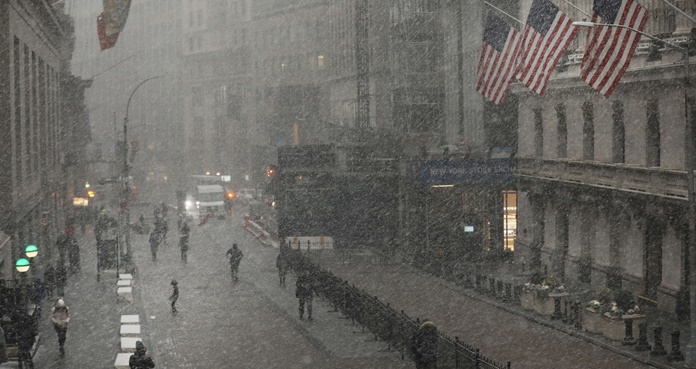 Gente camina en calles de Manhattan ante tormenta polar