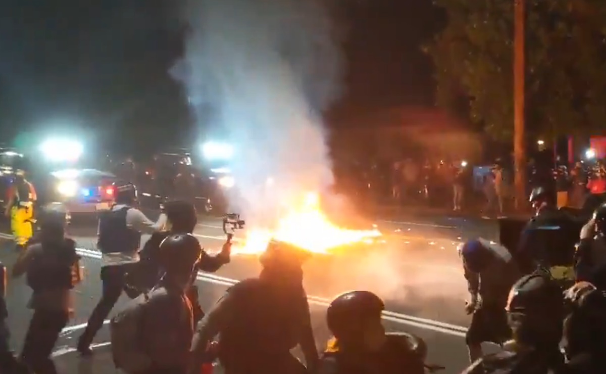 Fuego alcanza a hombre durante protestas en Portland