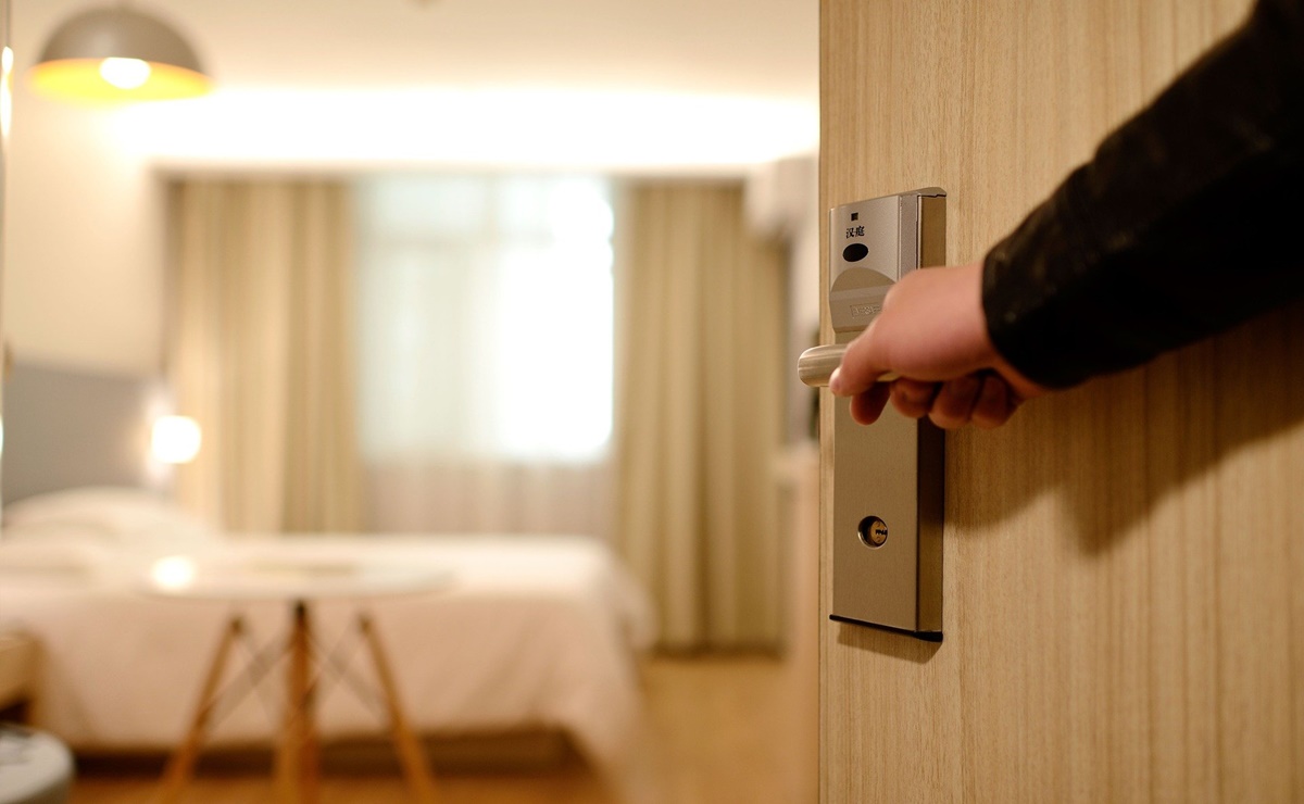 Tiktoker revela dónde y cómo esconden cámaras en hoteles y Airbnbs