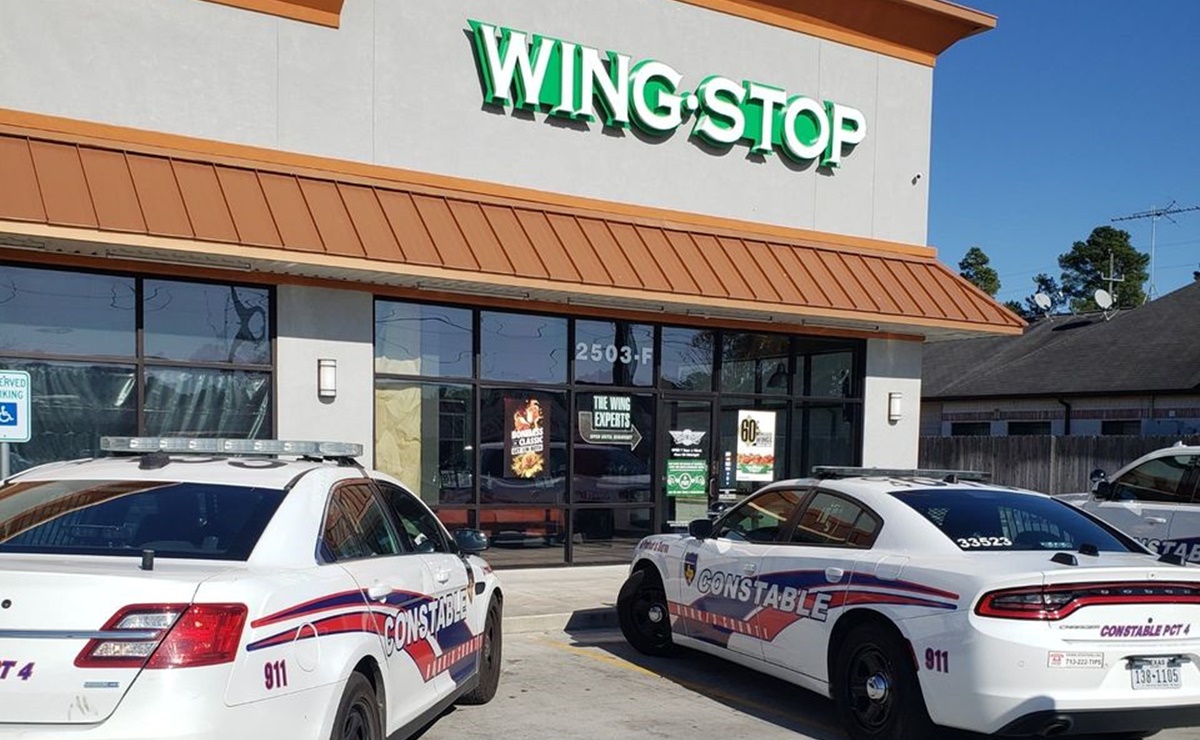 Cliente saca arma en Wingstop de Texas