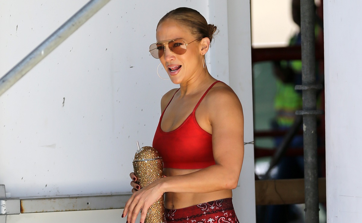 Jennifer Lopez luce figura irreal sin ropa en campaña publicitaria