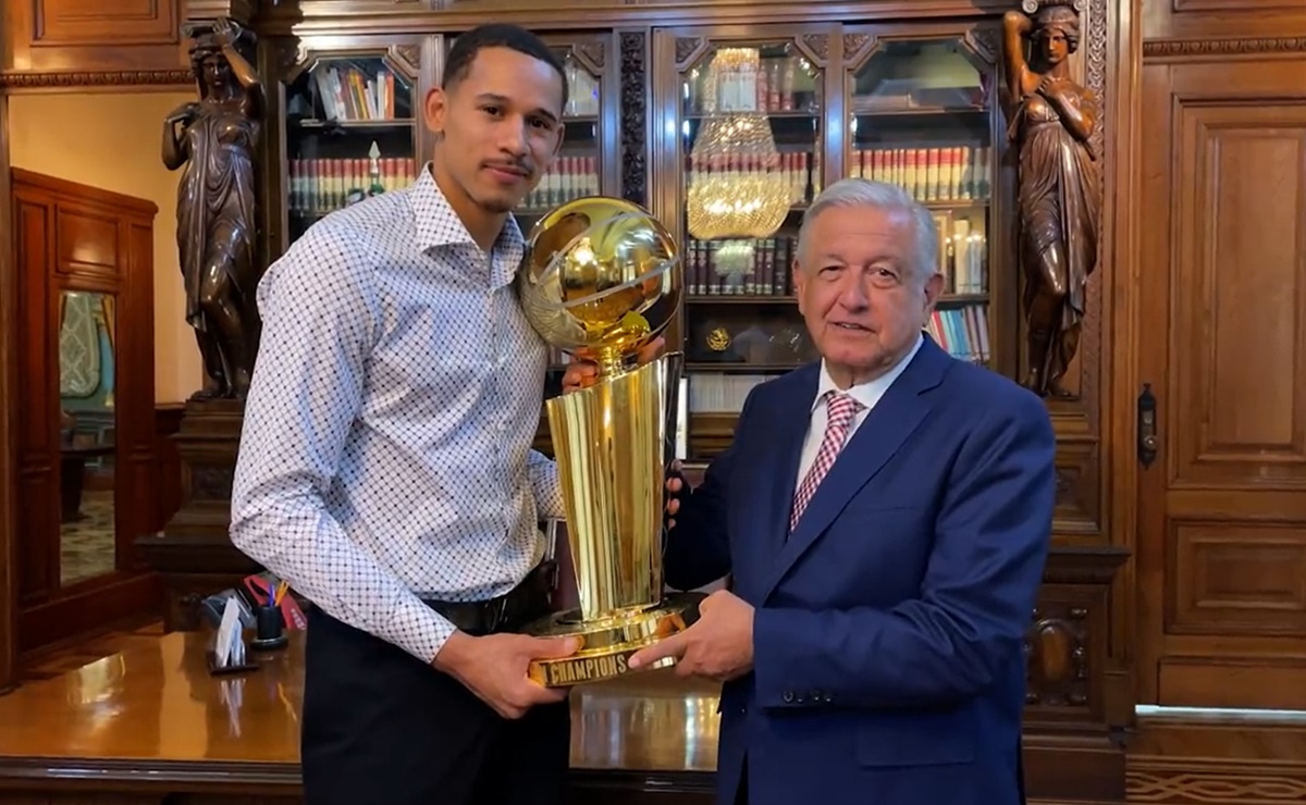 AMLO recibe al mexicano Juan Toscano, campeón de la NBA