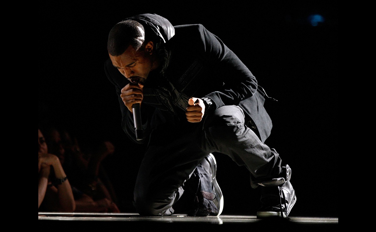 Zapatillas de Kanye West baten récord de ventas: 1.8 MDD