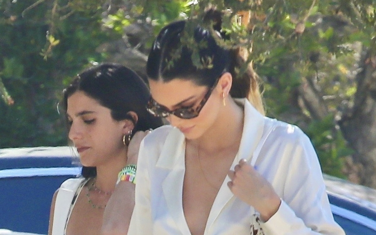 Kendall Jenner se luce con minifalda y blazer al estilo braless en Malibú