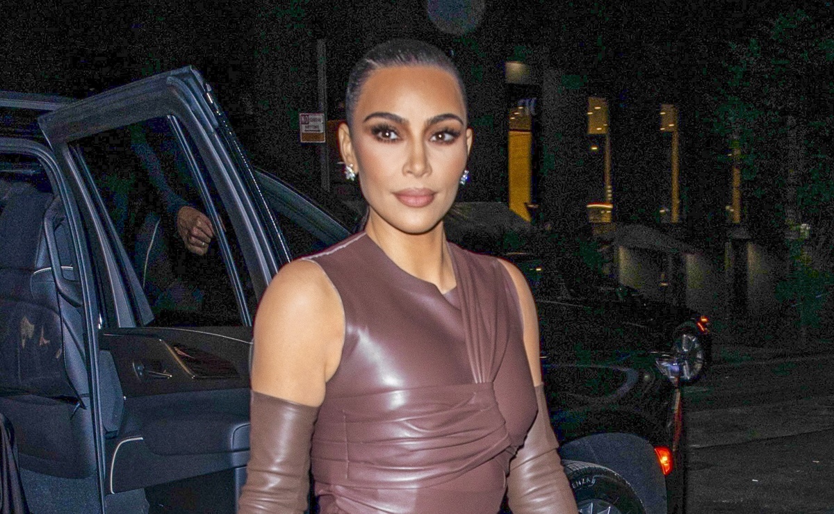 Kim Kardashian presume sus curvas de impacto con ajustado vestido en NY