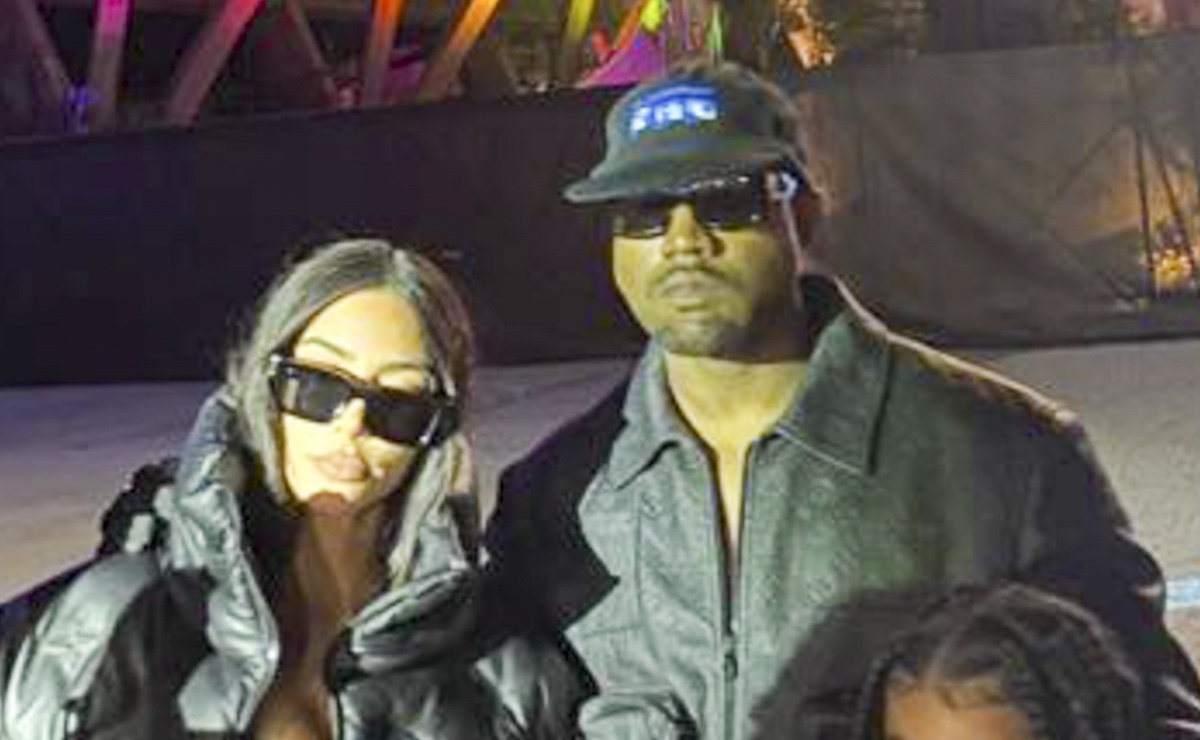 Kim Kardashian y Kanye West posan juntos para foto en desfile de moda