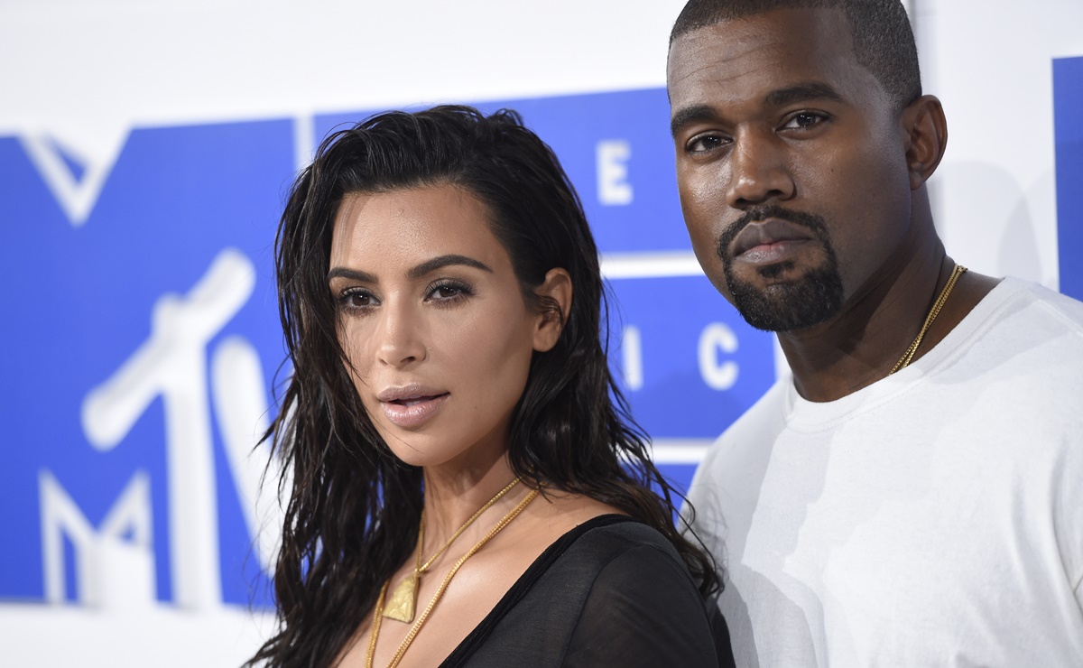 Kanye West arremete en contra de Kim Kardashian, “me trató como basura”