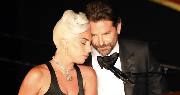 Lady Gaga y Bradley Cooper en ceremonia del Oscar