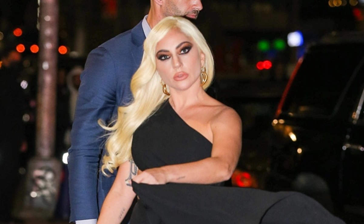 Lady Gaga sufre accidente de vestuario al estilo Marilyn Monroe en NY