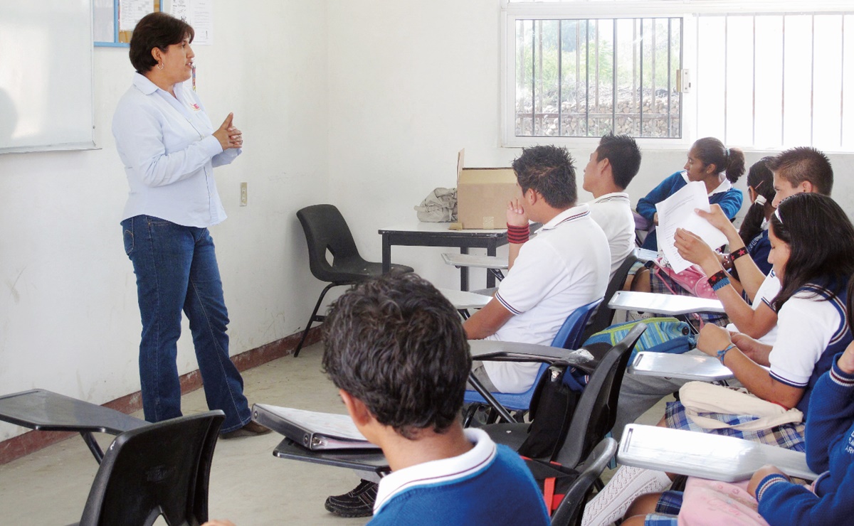 México aumentará el sueldo de 1.18 millones de maestros, ¿de cuánto será?