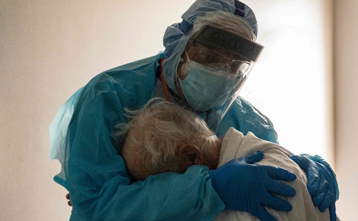 La foto de un médico abrazando a un enfermo de Covid que se hizo viral
