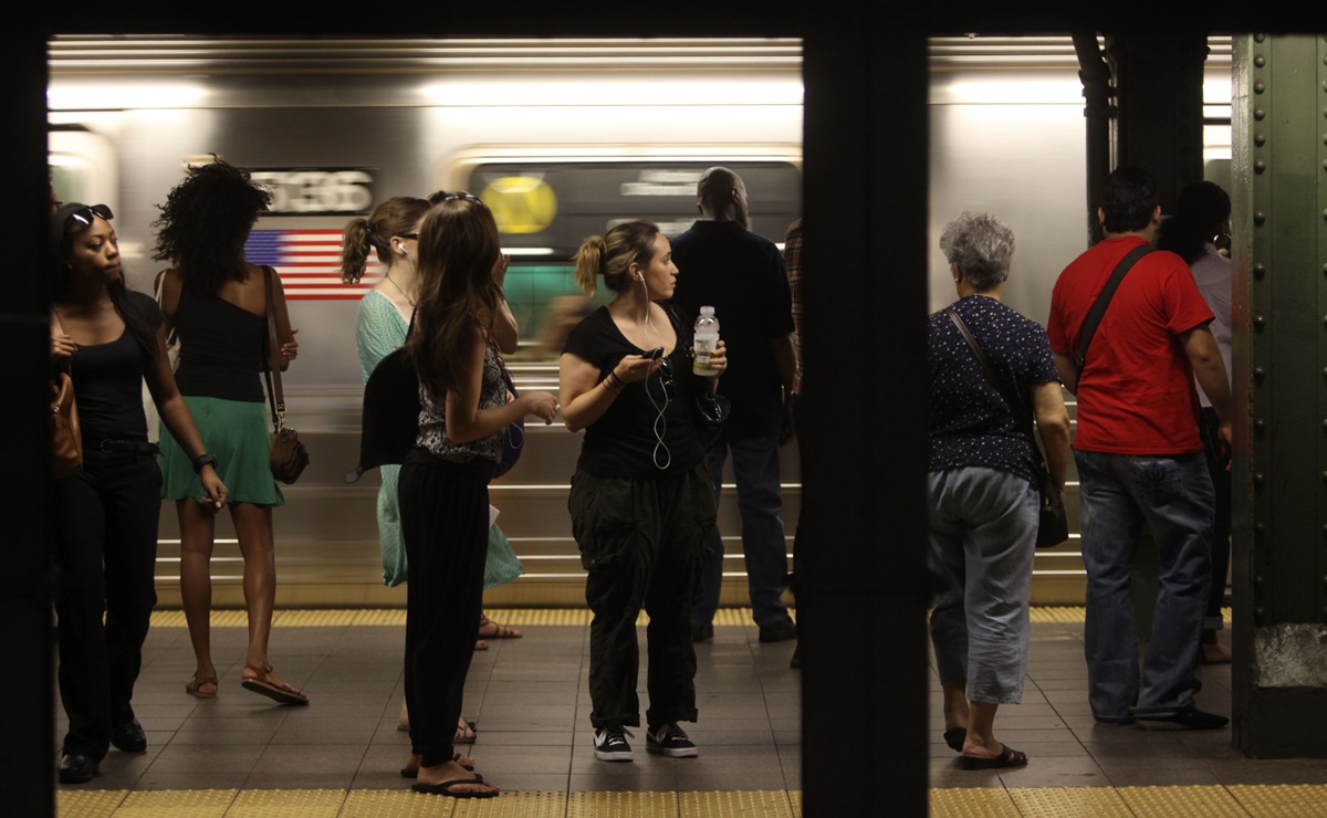 Golpean a mujer en Metro de Brooklyn; “Odio a los mexicanos”, justifica atacante