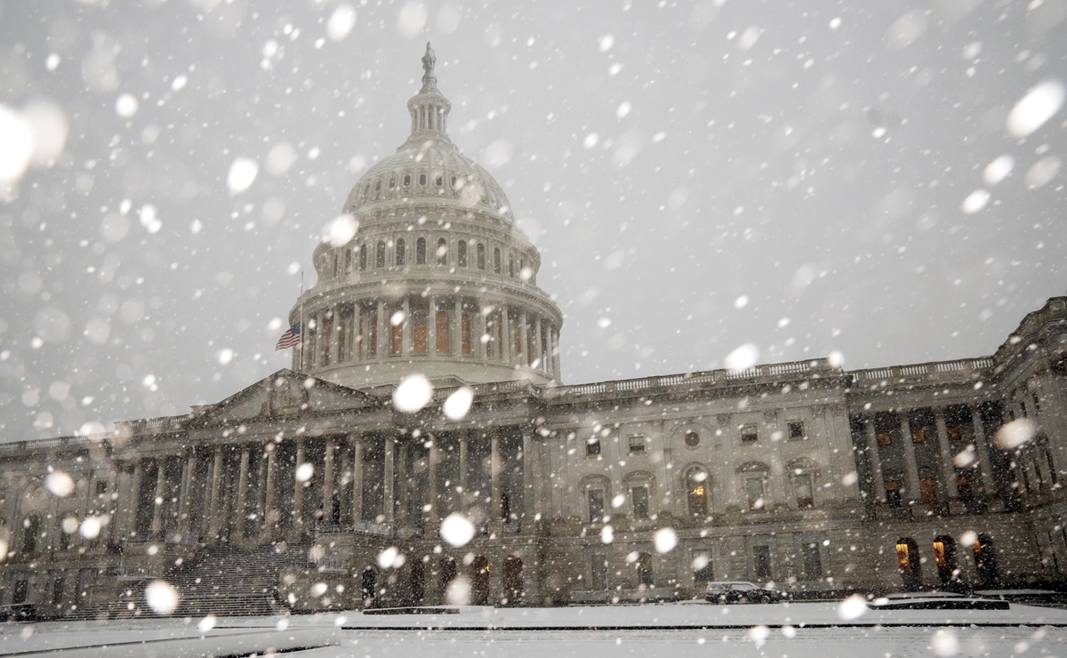 Una nevada cae sobre Washington y acentúa el caos en el transporte aéreo