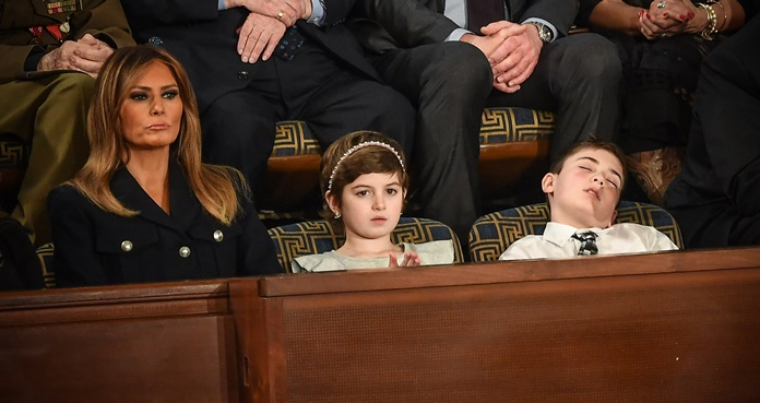 El niño Joshua Trump se queda dormido en Capitolio