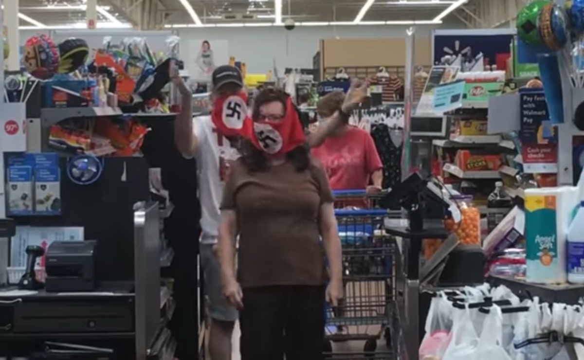 Vetan a pareja de Walmart por usar bandera nazi como cubrebocas