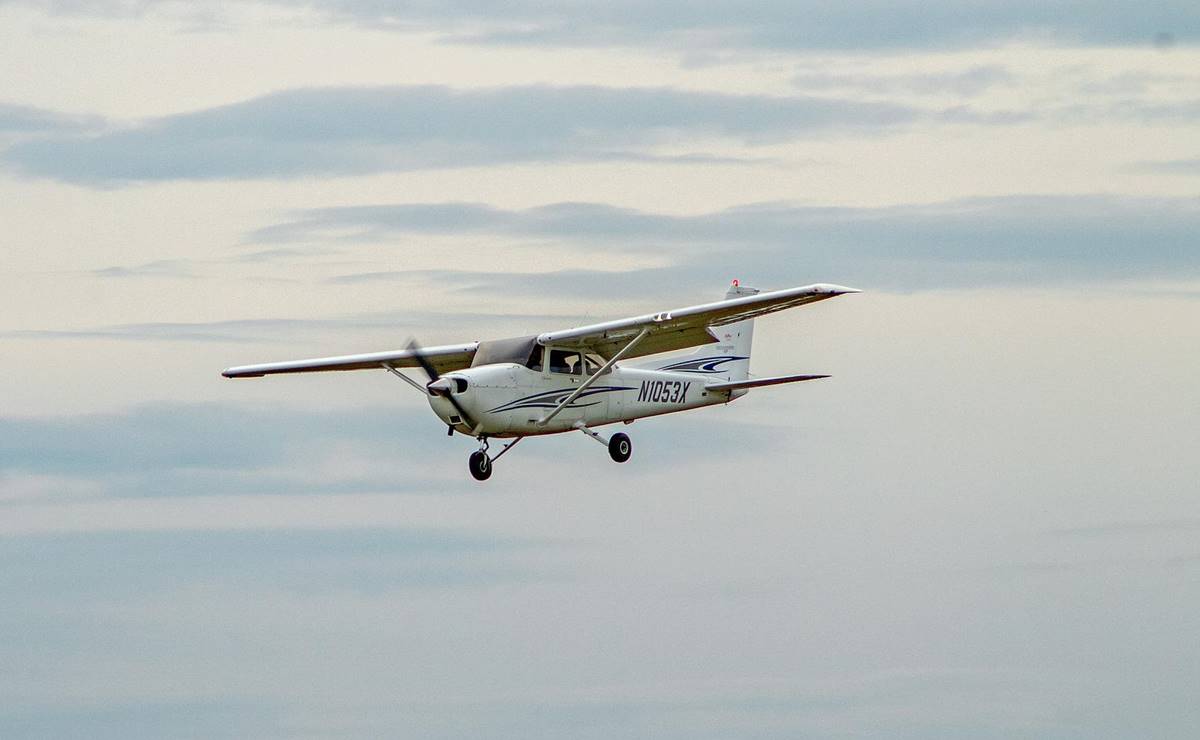 Piloto sufre emergencia y pasajero aterriza avioneta en Florida