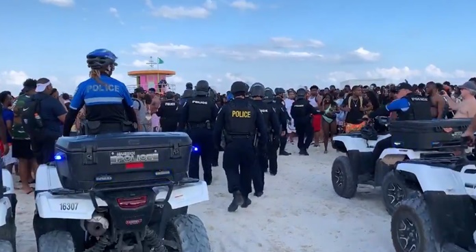 policía de miami beach confisca alcohol a jóvenes en playa