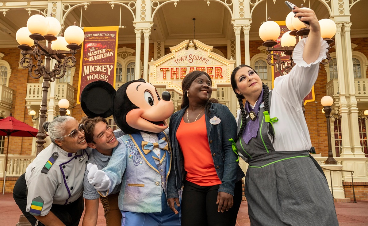 Regresan los abrazos y encuentros con personajes en parques Disney