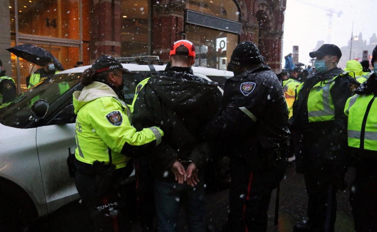 Ottawa. Policía lanza operativo contra antivacunas para desbloquear calles