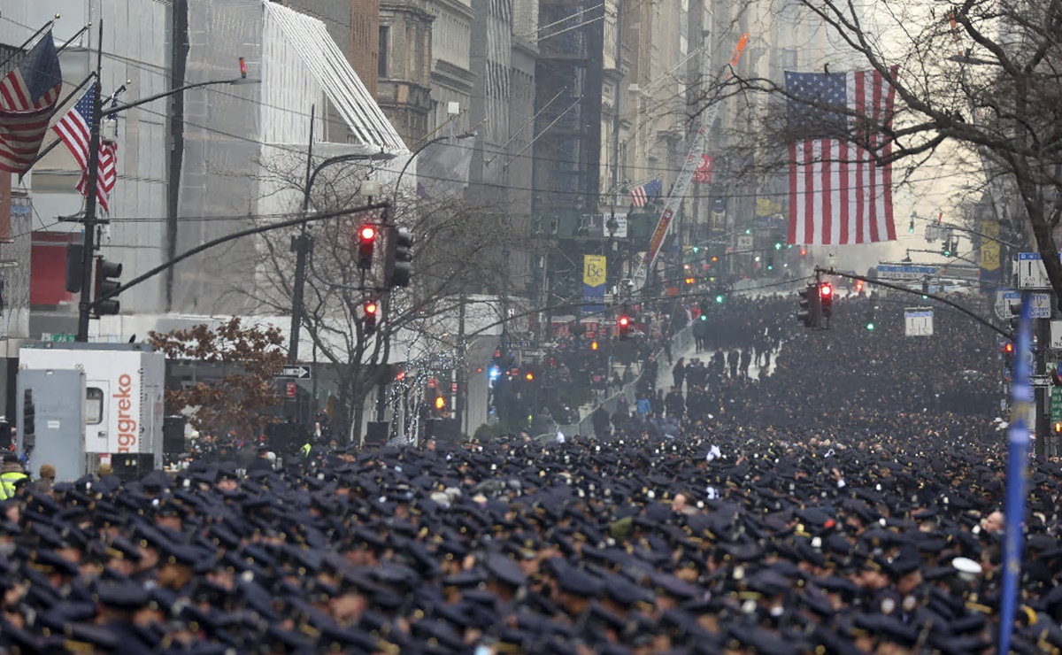 Miles de policías toman la Quinta Avenida de NY para despedir a agente muerto