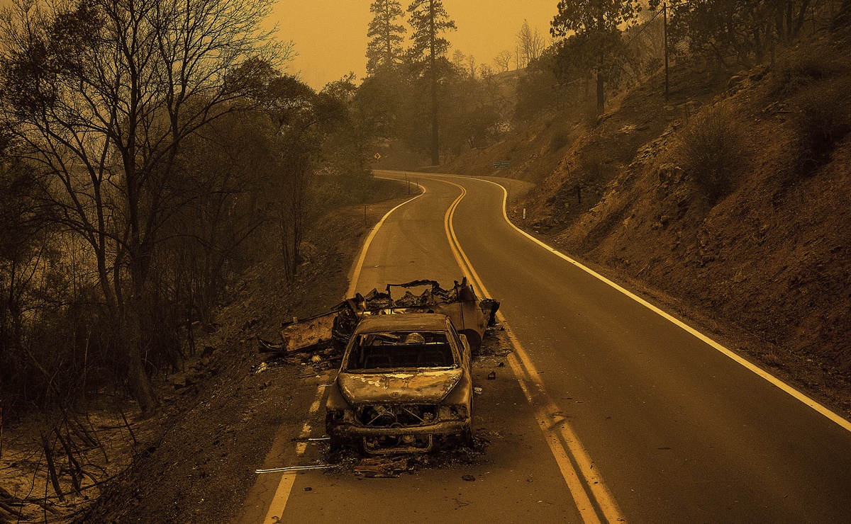 Dos personas mueren calcinadas en incendio forestal de California