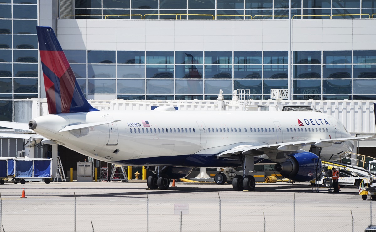 Aerolínea ofrece 10,000 dólares a viajeros por cambiar un vuelo sobrevendido