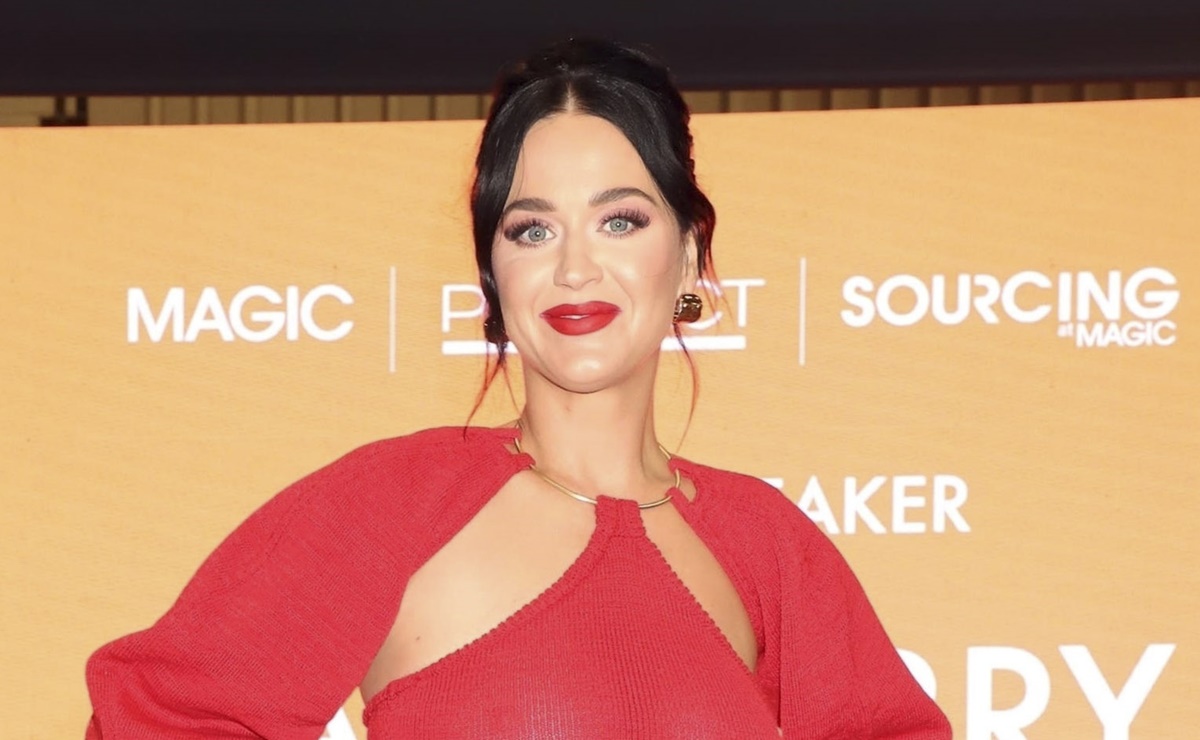 Katy Perry luce revelador vestido traslúcido y braless en Las Vegas