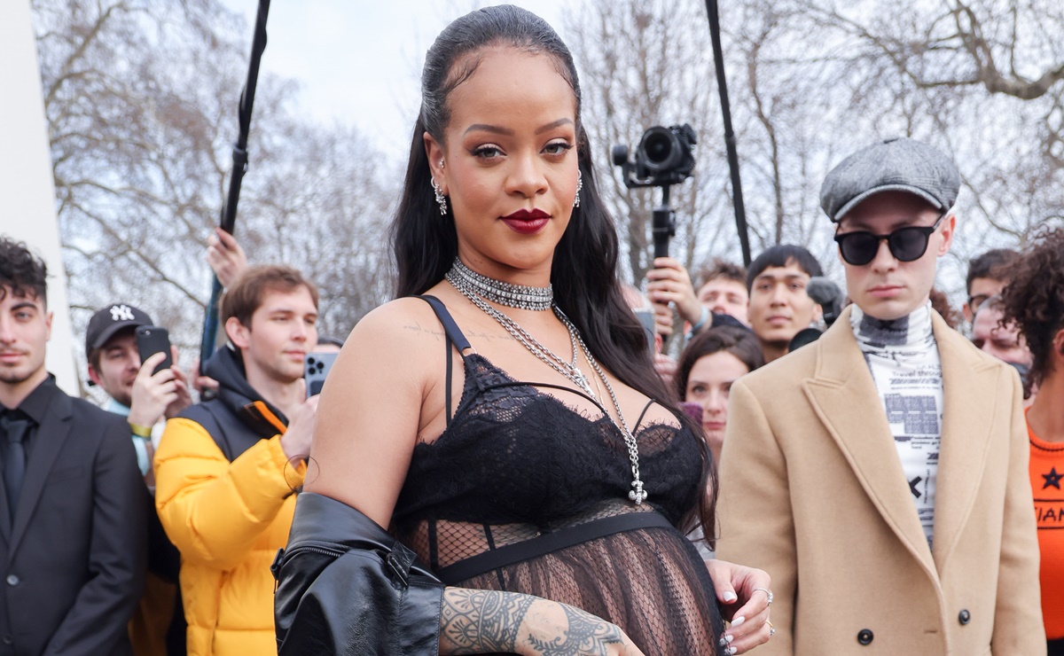 Rihanna abraza su embarazo y se luce en París con lencería traslúcida