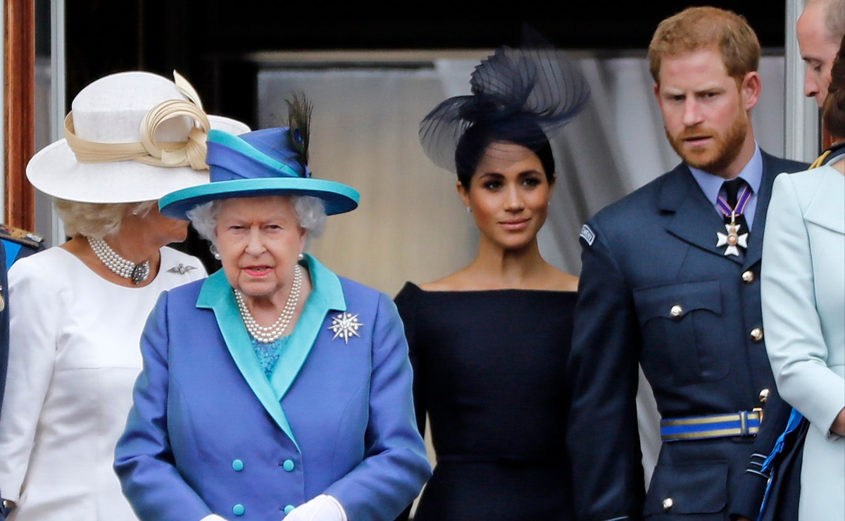 Reina Isabel, decepcionada por anuncio de Meghan y Harry