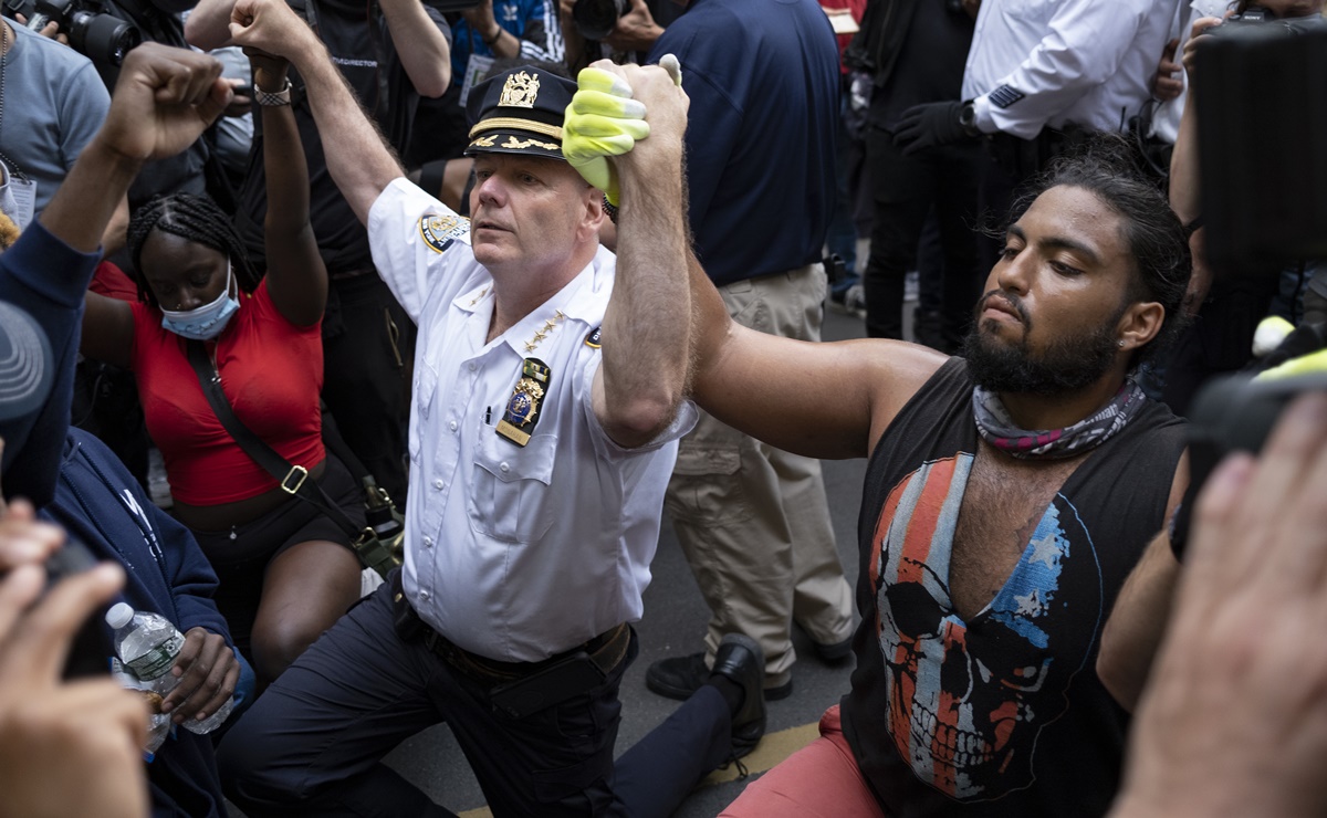 Jefe de policía de Nueva York se arrodilla con los manifestantes