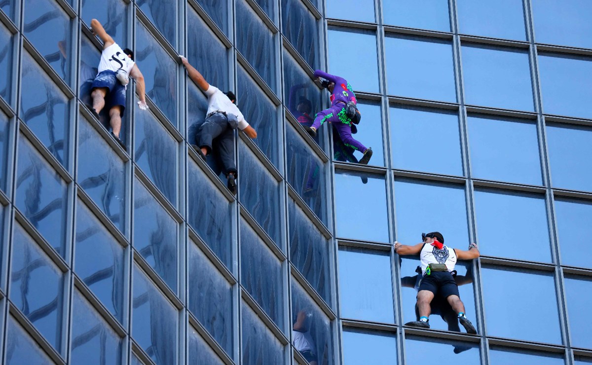“Spiderman” escala un rascacielos en Francia; protesta contra pasaporte sanitario