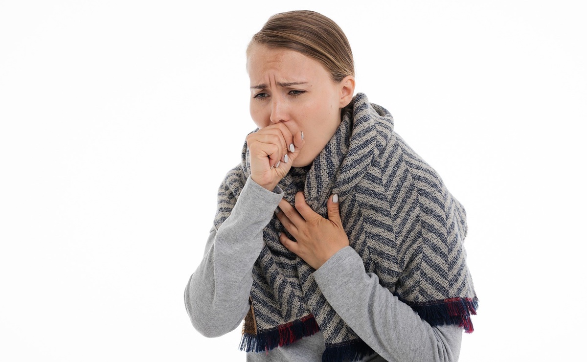 Cómo se relaciona la tos con el Covid-19 y cuánto dura