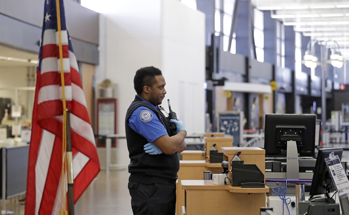 TSA busca personal para trabajar en aeropuerto en Nueva York
