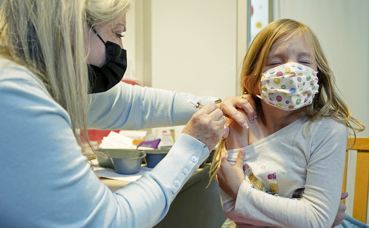 Aplican dosis equivocadas de vacuna contra Covid a más de 100 niños en EU