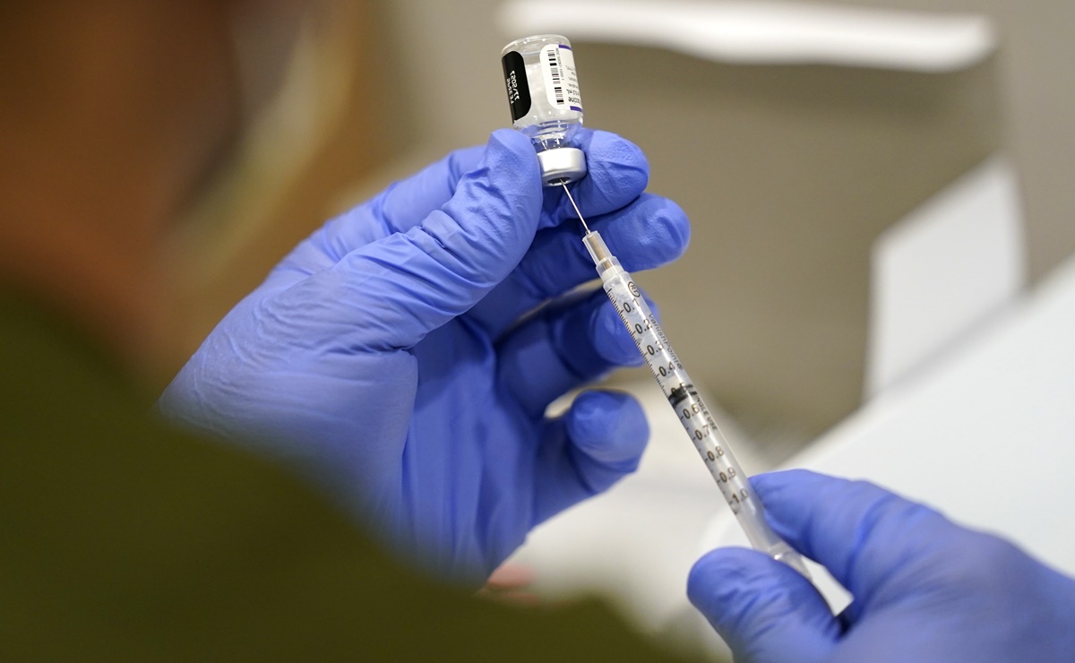 FDA aprueba cuarta dosis de vacuna covid para mayores de 50 años