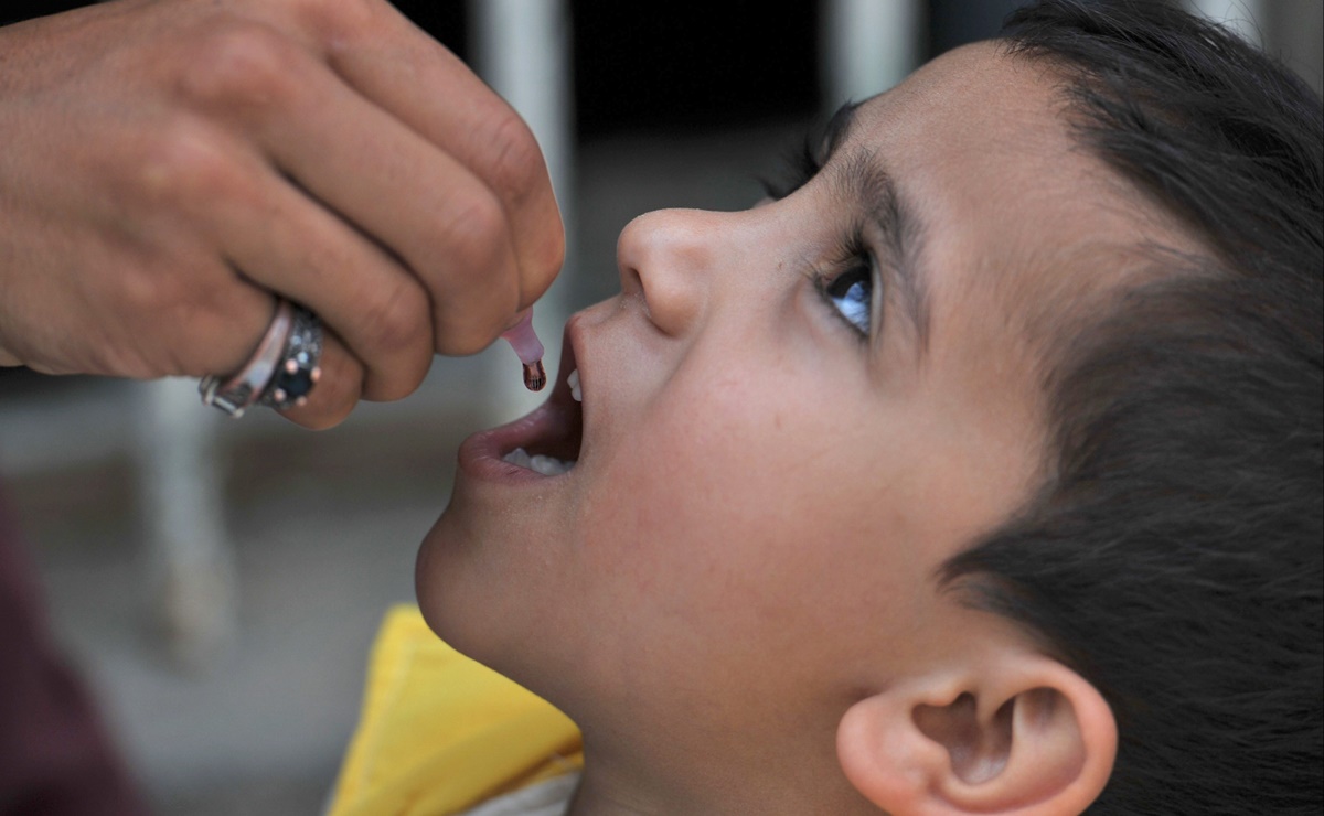 Detectan polio en aguas residuales de Londres; aplicarán dosis de refuerzo para niños