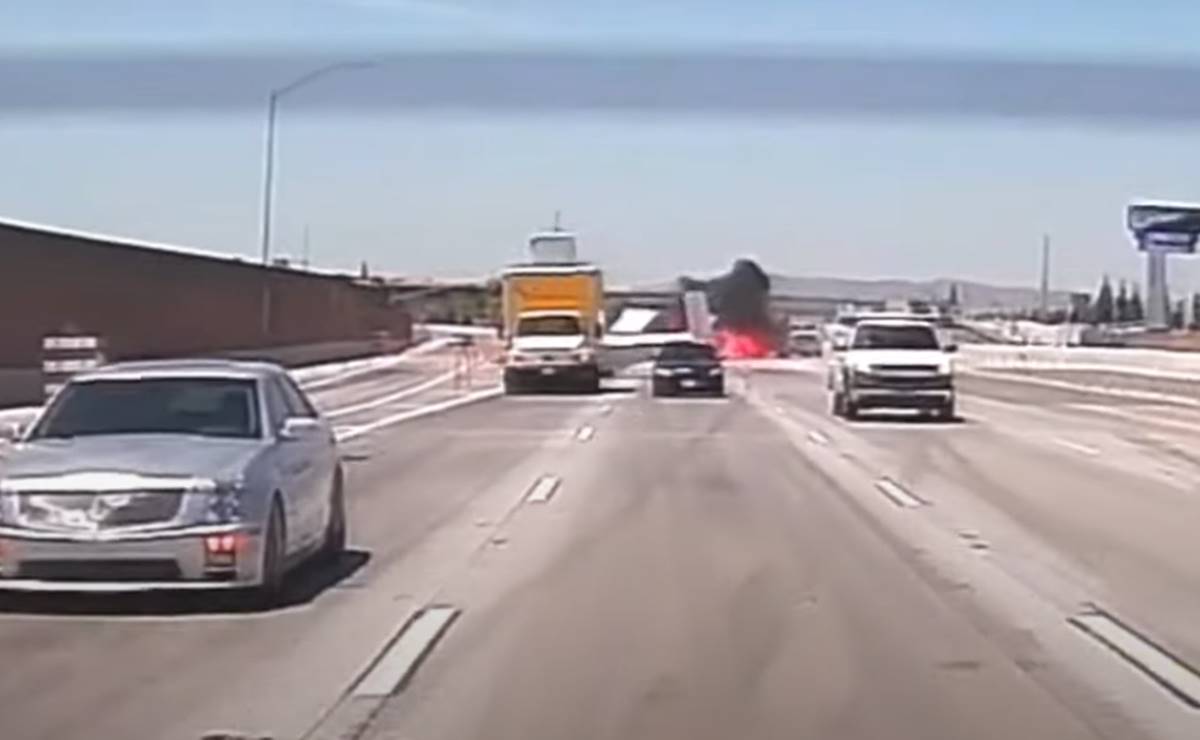 Video. Avioneta aterriza de emergencia y se incendia en autopista de California