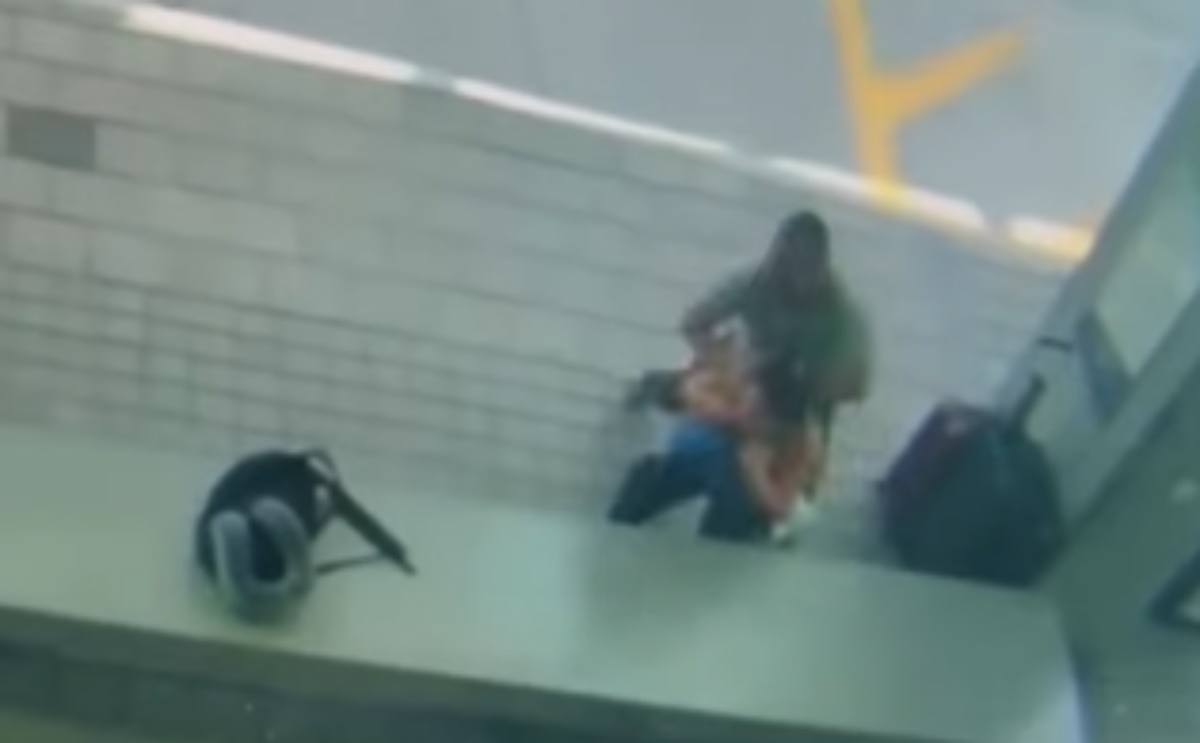 Video. Hombre trata de estrangular a mujer en parada de autobús en Miami