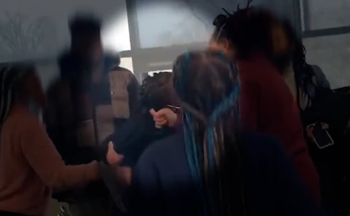 Arrestan a maestra por jalar cabello de estudiante en Connecticut