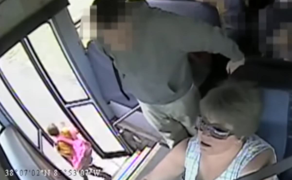 Video. Niña es arrastrada por autobús tras quedar atrapada en la puerta
