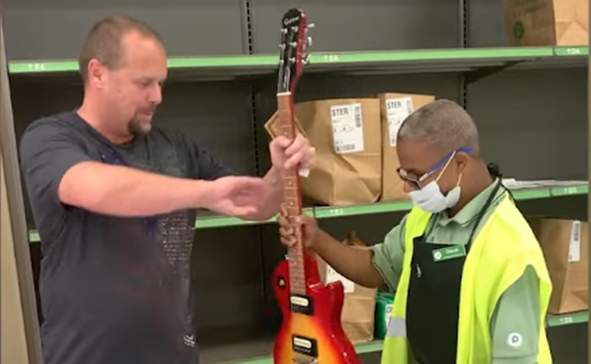 Video. Cliente regala guitarra a empleado de tienda en Florida