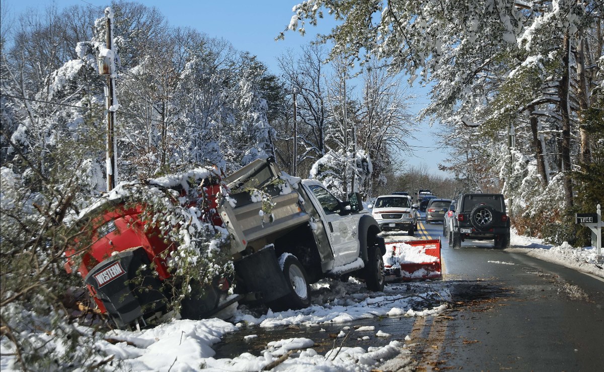 Cientos de autos suman 15 horas varados en la nieve en carretera de Virginia