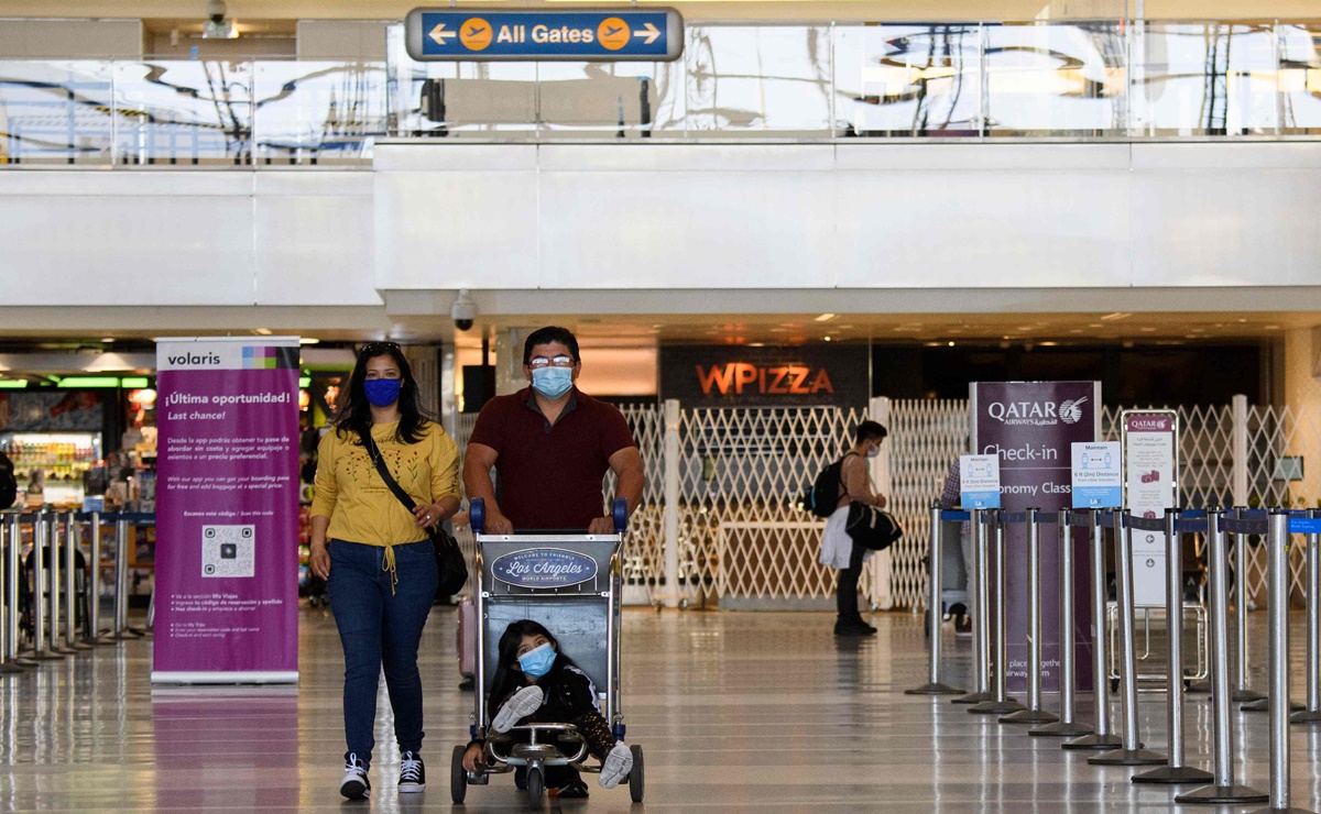 Los Ángeles deja de requerir cubrebocas en transporte público y aeropuertos