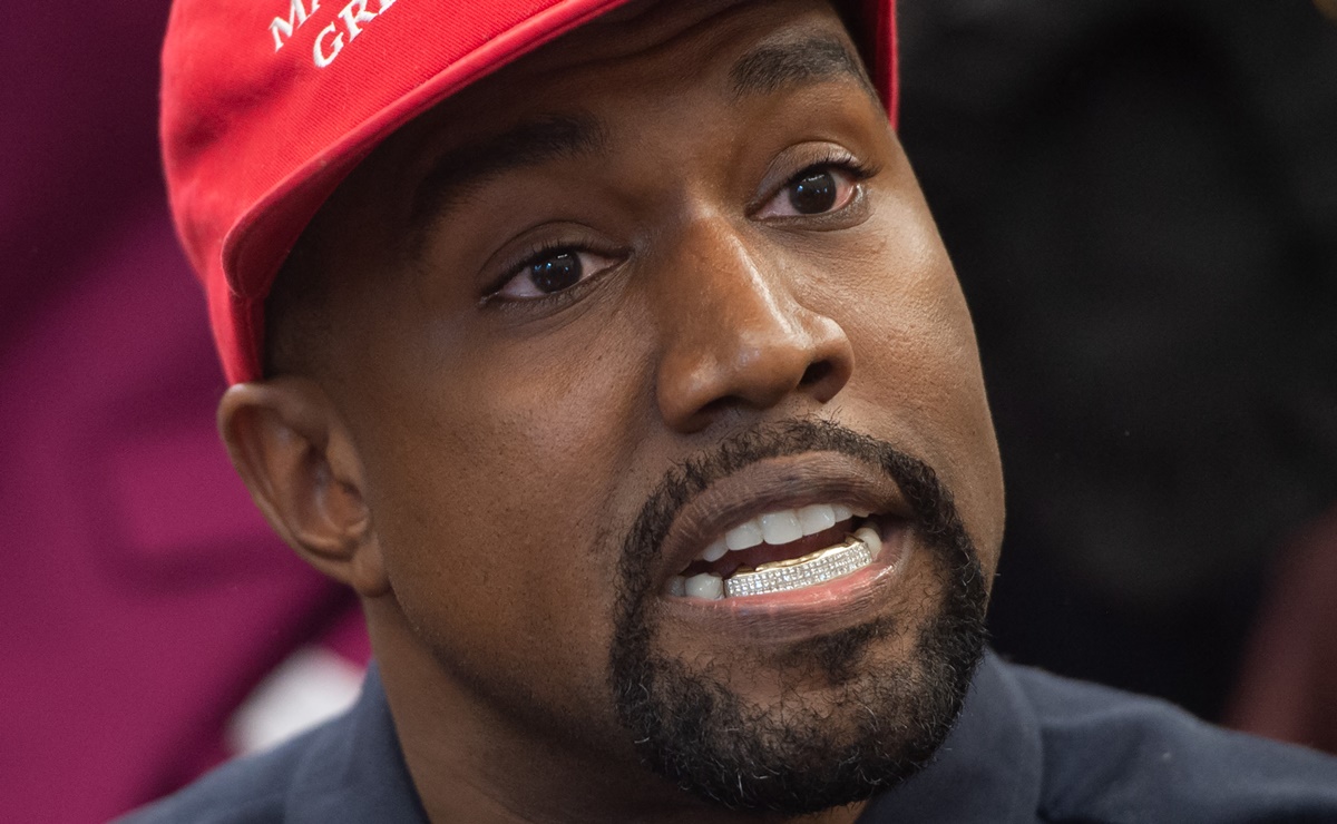 No sólo Bad Bunny, Kanye West arroja teléfono de mujer en plena discusión  