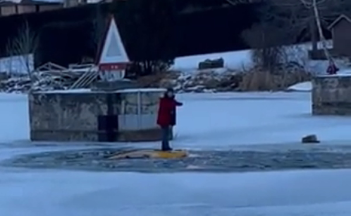 Mujer se toma 'selfie' mientras su auto se hunde en río congelado de Canadá