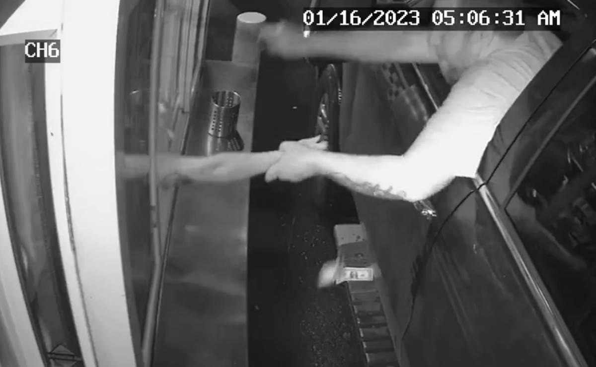 Video. Cliente intenta raptar a barista través de drive-thru 