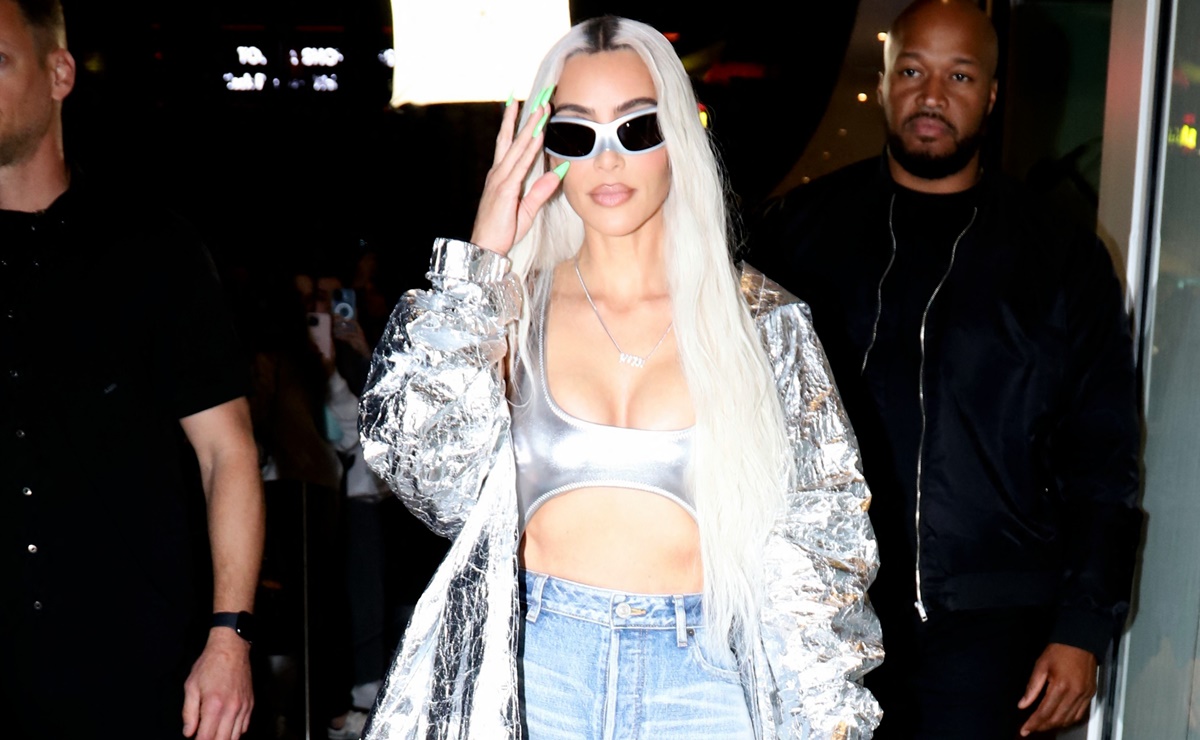 Kim Kardashian se pone un diminuto traje de ba&ntilde;o plateado para salir a la calle 