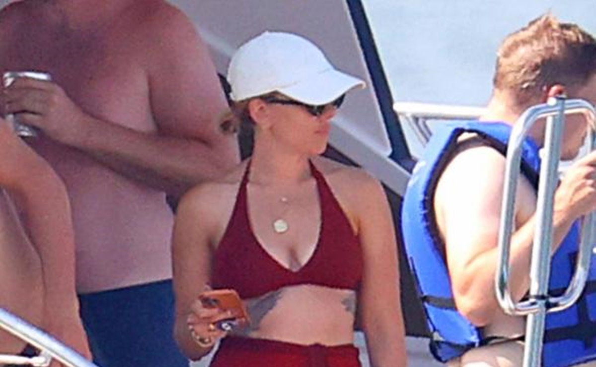 Scarlett Johansson conquista con bikini rojo en los Hamptons