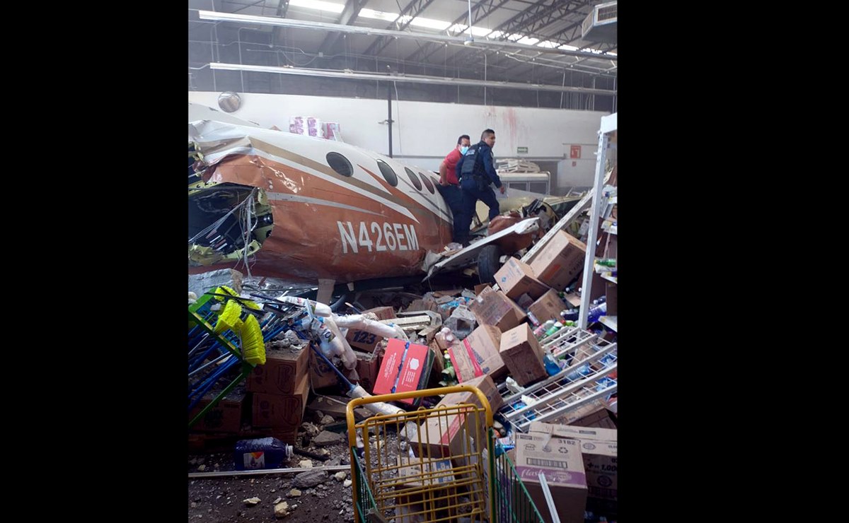 Aeronave se estrella contra supermercado en Temixco, M&eacute;xico; hay 2 muertos